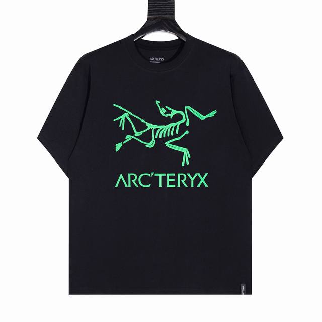 Arc’Teryx始祖鸟Arc23Ss 胸前印花拉浆短袖T恤 采用60支双股，270G全棉面料。上身透气，绝不起球，手感柔软舒适，全衣平车走线立体剪裁。胸前Lo