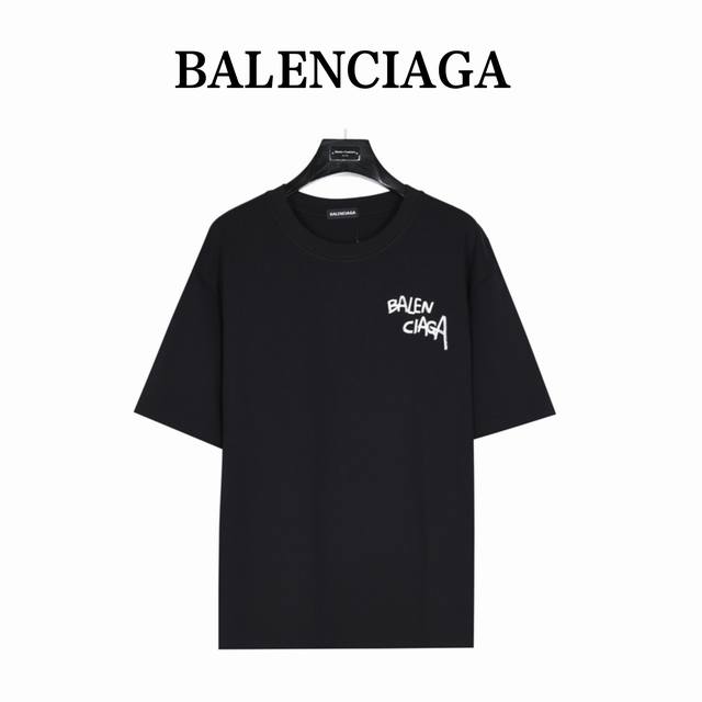 Balenciaga 巴黎世家 24Ss 错位字母印花短袖T恤 面料采用定制240G 26支特滑双股精棉平纹高密无尘全棉布料。前幅高密度加厚，走线平整，代工品质
