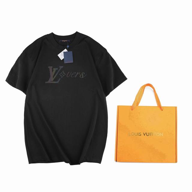 配礼盒5 1V 2025新款 渐变印花短袖 本款T恤以分饰前后的 1V Vers 标识和 1V Monogram 花卉图案展现色彩律动，彰显贯穿当季的虹彩美学。