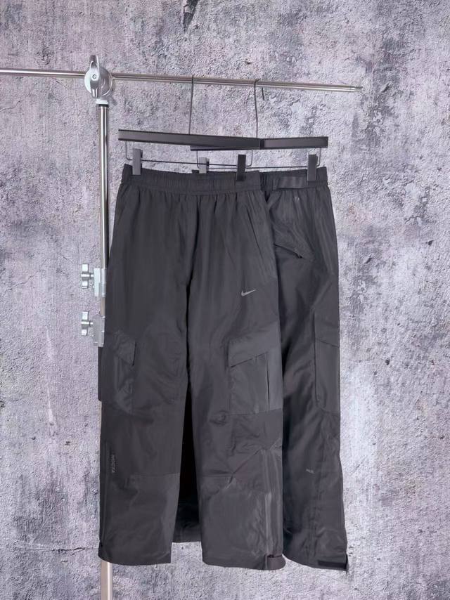 1078 实拍图 Nike X Nocta 联名款Fw25 纯色尼龙直筒压脚工装休闲裤，情侣款。 颜色：黑色 尺码：S M L Xl 裤长 腰围 臀围 脚围 S