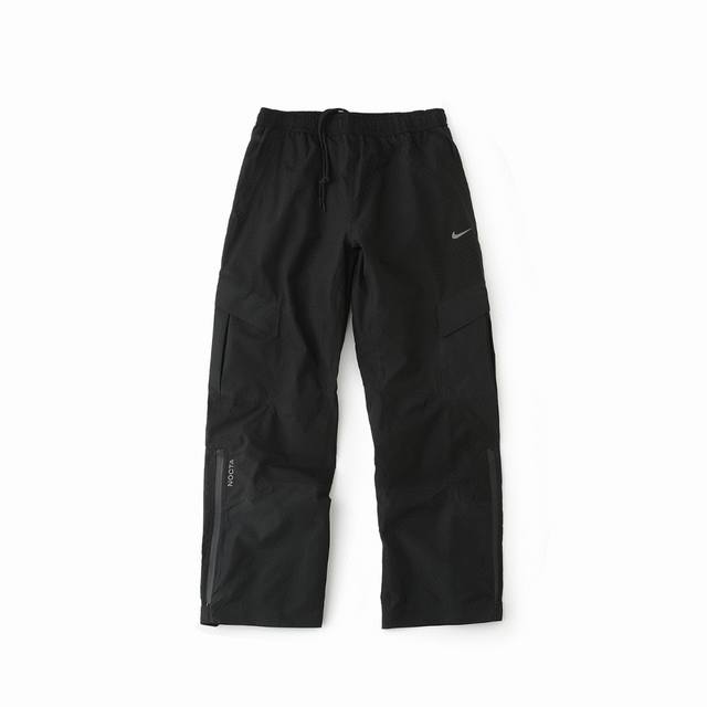 1078 白底图 Nike X Nocta 联名款Fw25 纯色尼龙直筒压脚工装休闲裤，情侣款。 颜色：黑色 尺码：S M L Xl 裤长 腰围 臀围 脚围 S