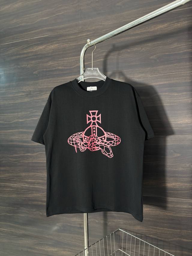 款号：He219 Vivienne West Wood-西太后蛇年限定圆领短袖 面料采用280克双股双纱纯棉面料，手感舒适柔软，上身舒适透气，领口采用同缸同色罗