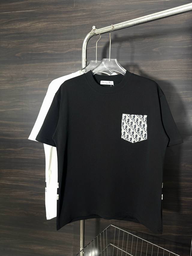款号：He211 Dior-迪奥胸前牛仔口袋圆领短袖 面料采用280克双股双纱纯棉面料，手感舒适柔软，上身舒适透气，领口采用同缸同色罗纹，不紧绷，不变形，胸前采