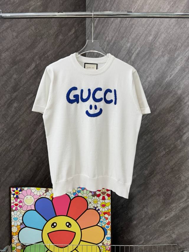 款号 G19 古驰字母笑脸针织圆领短袖 Gucci官网Zp同步新款针织 面料采用仿羊绒精品针织毛线面料 同缸定织定染原版面料 进口机器缝制满印老花拼接 内里包边