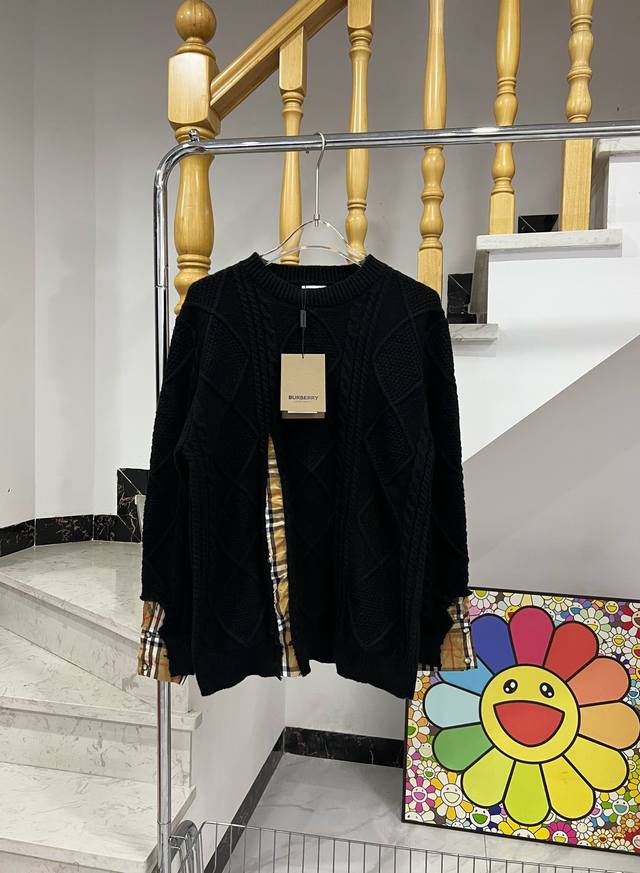 款号 W885 巴宝莉格子拼接圆领毛衣 Burberry专柜同步针织毛衣 采用兔毛绒包心纱纯棉面料 克重高达900克左右 经典格子拼接制作 版型超正 大厂流水做