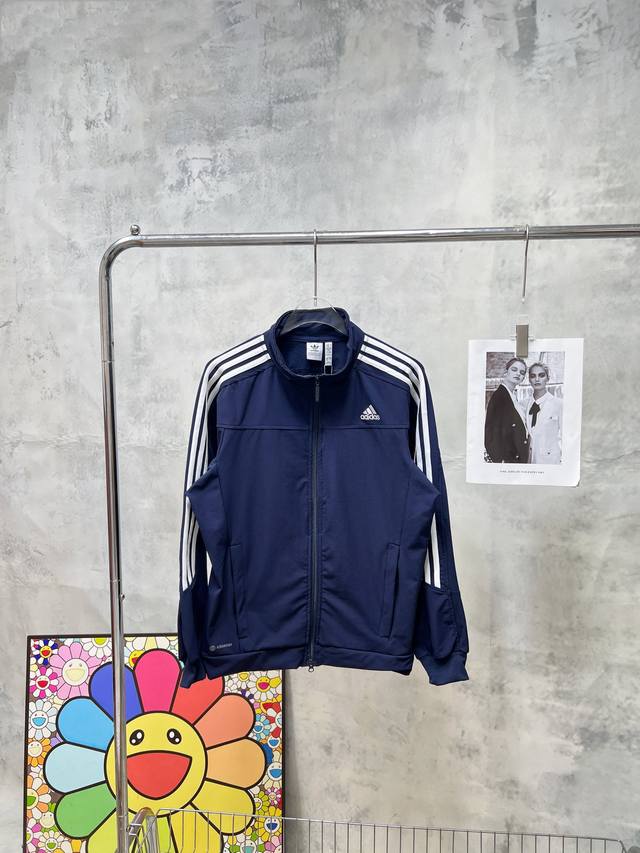 款号#Z102 Adidas阿迪秋季Qq糖同款立领外套 面料采用专柜同步定色定染面料，上身舒适，袖子拼接Ad经典三道杠，胸前Ad小标刺绣，针数饱满，定制专柜字母
