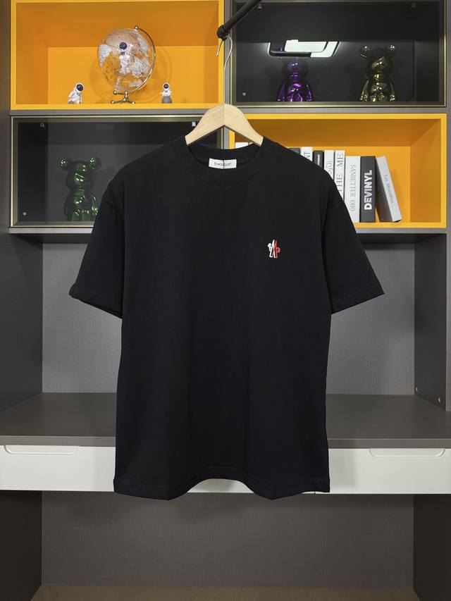 蒙家25Ss 春夏新款首发最新款短袖圆领T恤 高端订制设计前卫时尚！品牌Logo重工艺设计 高端定制270克面料.手感柔软.穿着舒适.级别精致车线.做工精细.