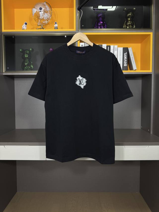 Lv纯棉最新面料经典标识图案Logo时尚简约潮流短袖，最顶级的品质原单短袖，顶级制作工艺进口面料，款独特设计，采用进口高端订制面料。官网在售！面料版型超赞 颜色