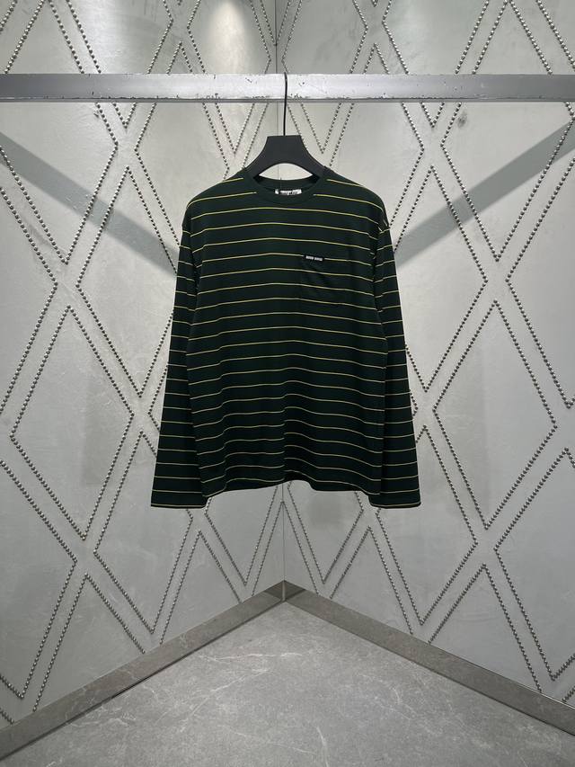 Miumiu 25Ss新款T恤简约的Oversize线条与Miu Miu徽标形成鲜明对比，彰显别具一格的经典格调。 码数：S.M.L.