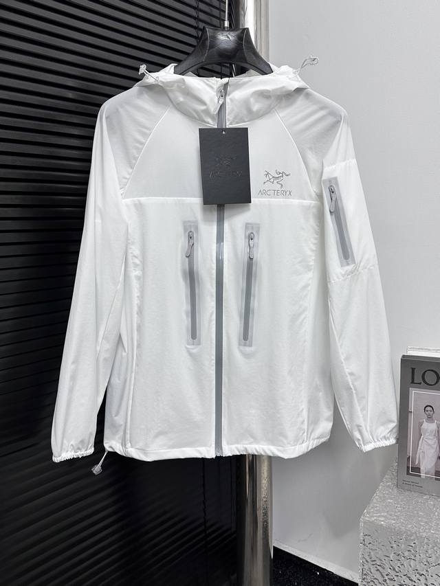 Arc'teryx 始祖鸟 25Ss连帽防嗮外套 搭配防水拉链高级清爽！！经典字母Logo采用夜光材质印花工艺！时尚与舒适的完美结合。选用优质梭子面料材质柔软舒