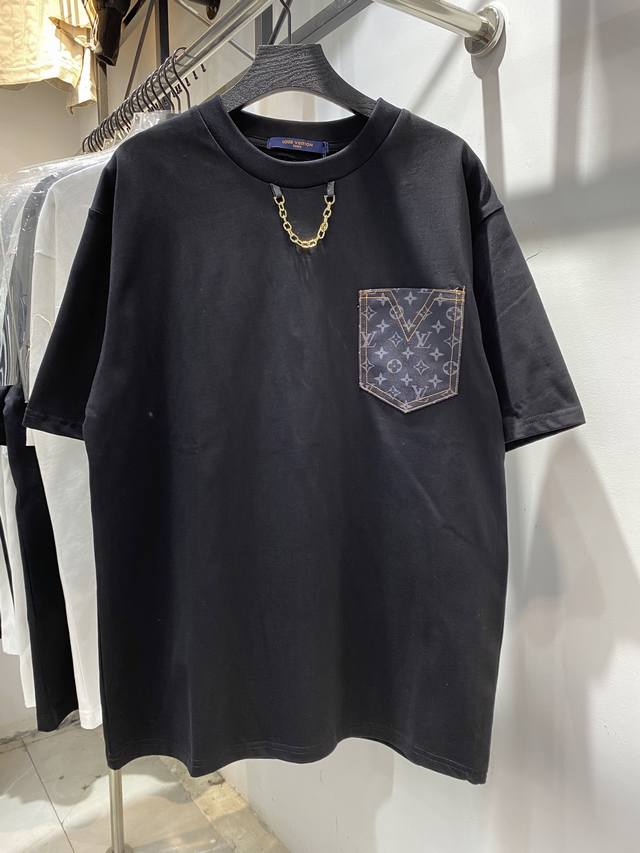 款号：Zmr56# Lv 路易威登最新口袋链条简约设计短袖T恤 正儿八经280克纯棉双砂面料 所有面料均已提前做过缩水 品质第一 所见即所得 不会洗一次版型就有