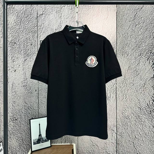 蒙口 25S春夏新款时尚休闲Poio衫，胸前Logo采用立体刺绣设计，领口门筒位3粒扣，彰显独特设计！极简的风格构造加上定制高支冰丝欧棉打造，有垂悬感、抗皱性佳