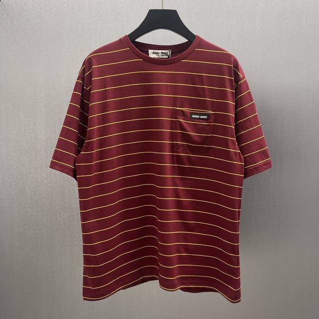 Miumiu 红韵金纹休闲口袋T恤 Size : S-Xl 这款T恤以经典的红色为主色调，沉稳又不失活力 。搭配精致的金色条纹，增添了时尚感与细节亮点。胸前设有