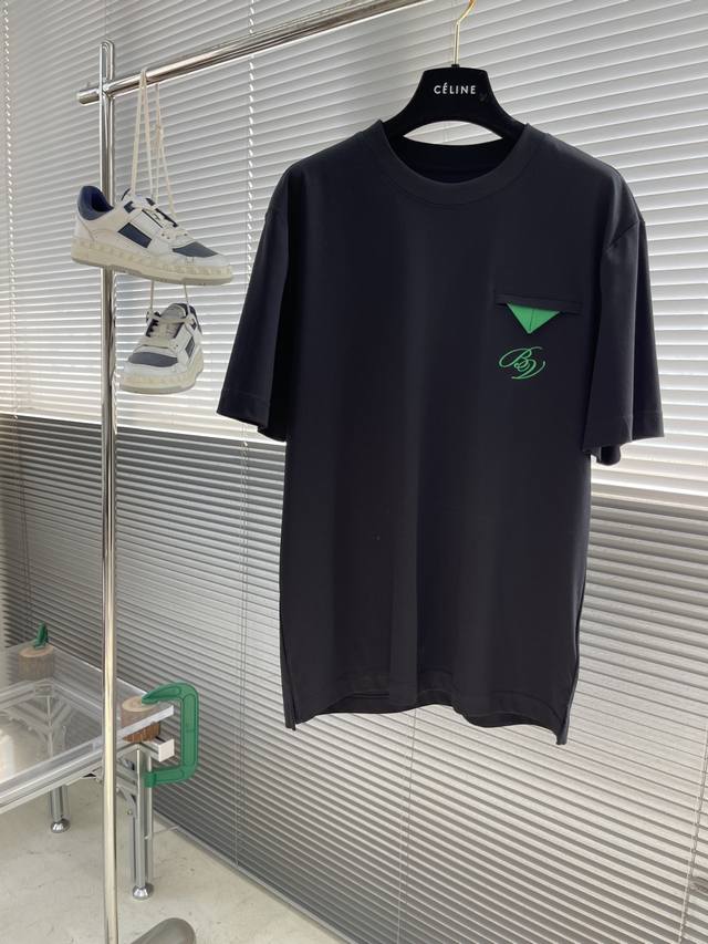Bv 2025 夏季最新款男士圆领短袖T桖， Bv经典品牌Logo倒三角设计，简约之中藏着奢华奥义，低调而醒目，彰显品牌独特格调！圆领设计贴合颈部线条，舒适自在
