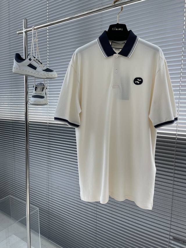 Gucc 新款互扣式章仔Polo衫短袖，原版1:1开发， 胸口高密度互扣式双G章仔刺绣点缀，简约时尚大气！罗纹袖口巧妙融入撞色条纹罗纹滚边 ,经典复古风格！是日