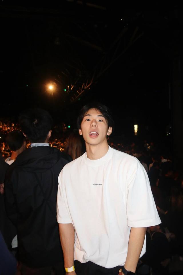 8877 北欧潮流先锋Acne Studios，以极简的设计经过艺术的沉淀与升华，成为时尚界低调人士的首选，干净又新颖的格调是冷淡风的典型代表。 Acne经典常