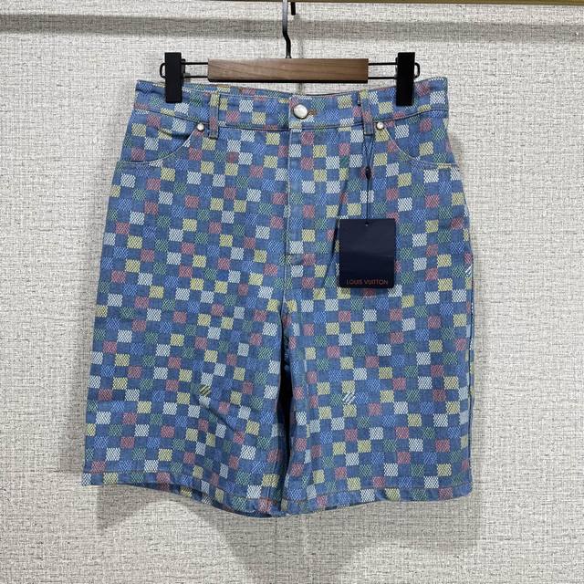 LV 2025Ss 春夏新款 洗水牛仔棉布短裤 定制高品质原版面料 复杂花纹印花工艺 缤纷原色描绘新季 Lv Vers Damier 图案 穿插Marque L