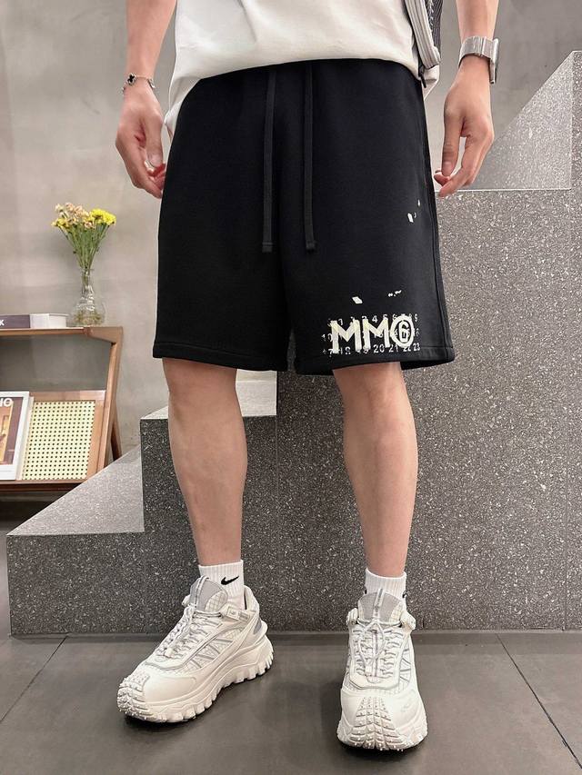 Mm6 顶级货品 2025春夏新款休闲裤！品牌经典Logo休闲裤 ，定制面料，舒适度极好，手触感强烈辨识度极高，完美品相工艺 尺码：M L Xl Xxl 3Xl