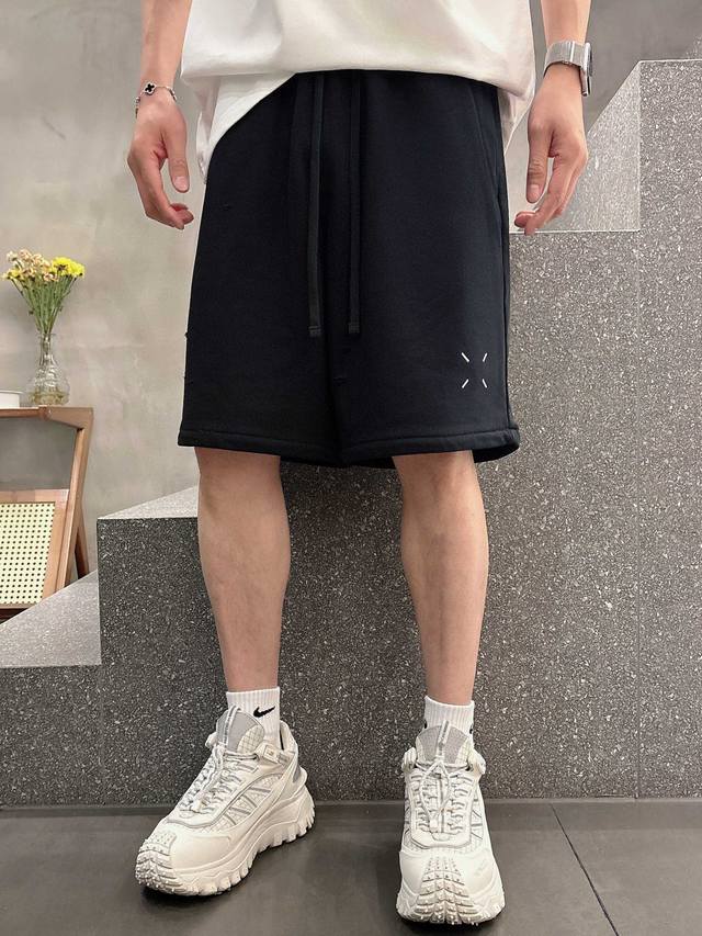 马吉拉 顶级货品 2025春夏新款休闲裤！品牌经典Logo休闲裤 ，定制面料，舒适度极好，手触感强烈辨识度极高，完美品相工艺 尺码：M L Xl Xxl 3Xl
