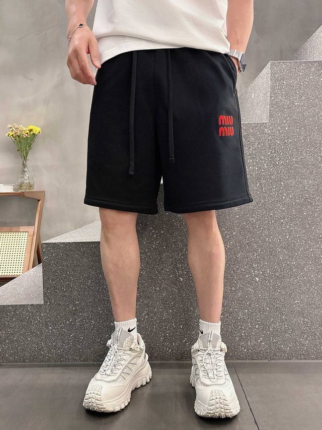 Miumiu 顶级货品 2025春夏新款休闲裤！品牌经典Logo休闲裤 ，定制面料，舒适度极好，手触感强烈辨识度极高，完美品相工艺 尺码：M L Xl Xxl