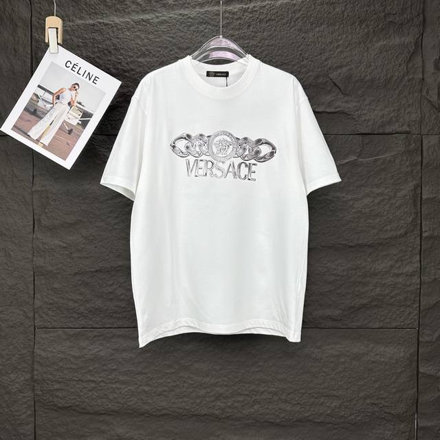 范思哲2025新款字母Logo情侣款短袖T恤 高版本高版本 原版面料 数码直喷印花工艺 网红明星同款 高版本 高 品质 面料采用320克纯棉面料 手感超级舒服