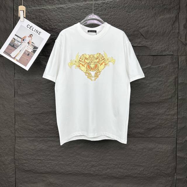 范思哲2025新款金色人像Logo情侣款短袖T恤 高版本高版本 原版面料 数码直喷印花工艺 网红明星同款 高版本 高 品质 面料采用320克纯棉面料 手感超级舒