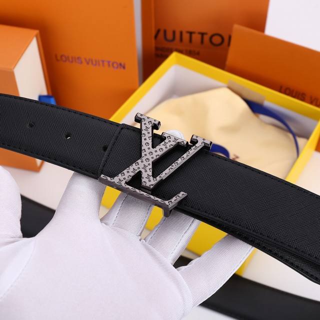 Lv Initiales 路易威登字母老花小Logo腰带 标志性的 Lv Initiales 搭扣搭配 展现细腻的品牌特质，此款腰带是路易威登皮具与鞋履的搭档。