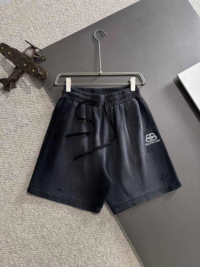 隔天出货 高品质 Balenciaga 巴黎世家 2025春夏新款松紧带休闲净色宽松短裤，裤脚下摆二本针锁边，针脚细密牢固，专柜定制面料 透气舒适度高，细节无可