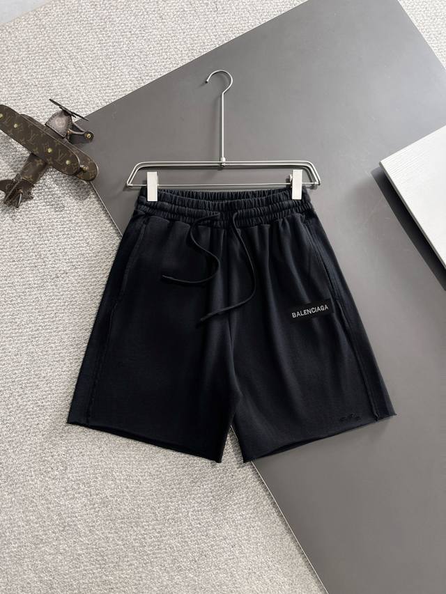 隔天出货 高品质 Balenciaga 巴黎世家 2025春夏新款松紧带休闲净色宽松短裤，裤脚下摆二本针锁边，针脚细密牢固，专柜定制面料 透气舒适度高，细节无可