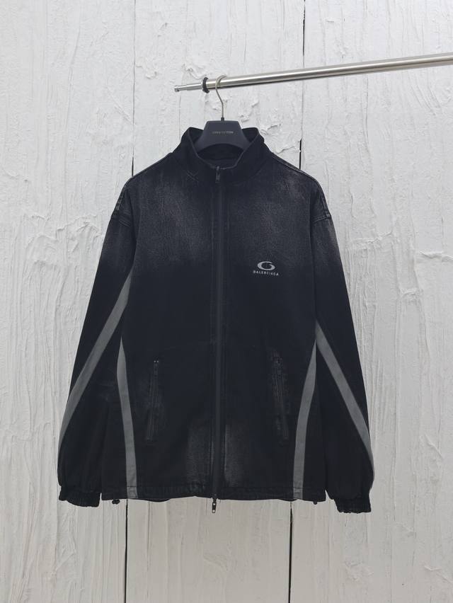Balenciaga* 巴黎25新款双面穿拼接牛仔冲锋衣夹克 特殊定织高密度梭织面料以及可炒牛仔面料 日本进口田岛刺绣机出品 成衣手擦高锰酸钾洗褪工艺 做旧自然