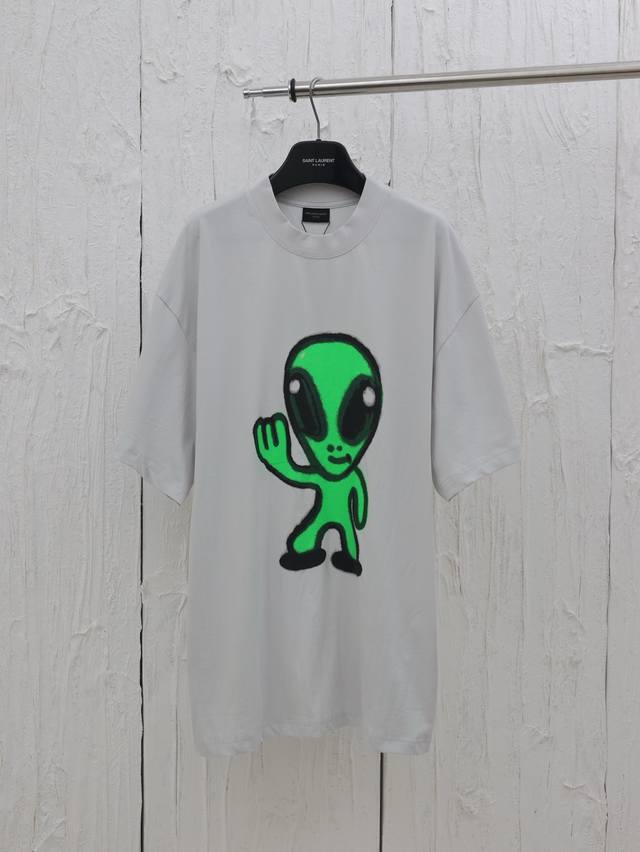 Balenciag* 巴黎Blcg 25Fw溶解笑脸外星人印花短袖T恤 正面以Hithg There+Dripley艺术作品微荧光印外星人，右袖采用百灵达刺绣字