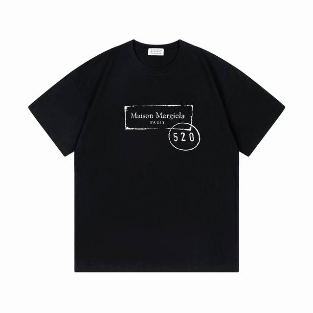 马吉拉 Magiera Mm6 2025新款 520情人节限定 信封字母Logo 男女同款 短袖T恤 定制300克 ％双纱纯棉面料 定染32支双股螺纹 领标吊牌