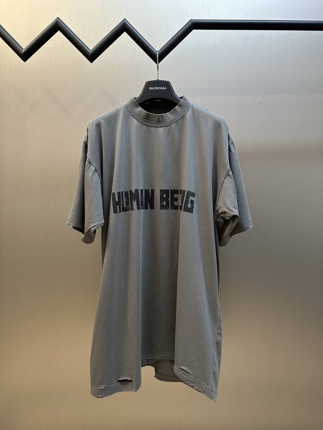 巴黎世家 Human 印花短袖 采用平纹针织面料，正面饰以Human Being艺术作品印花，短袖不对称底部 Size：Xs S M L