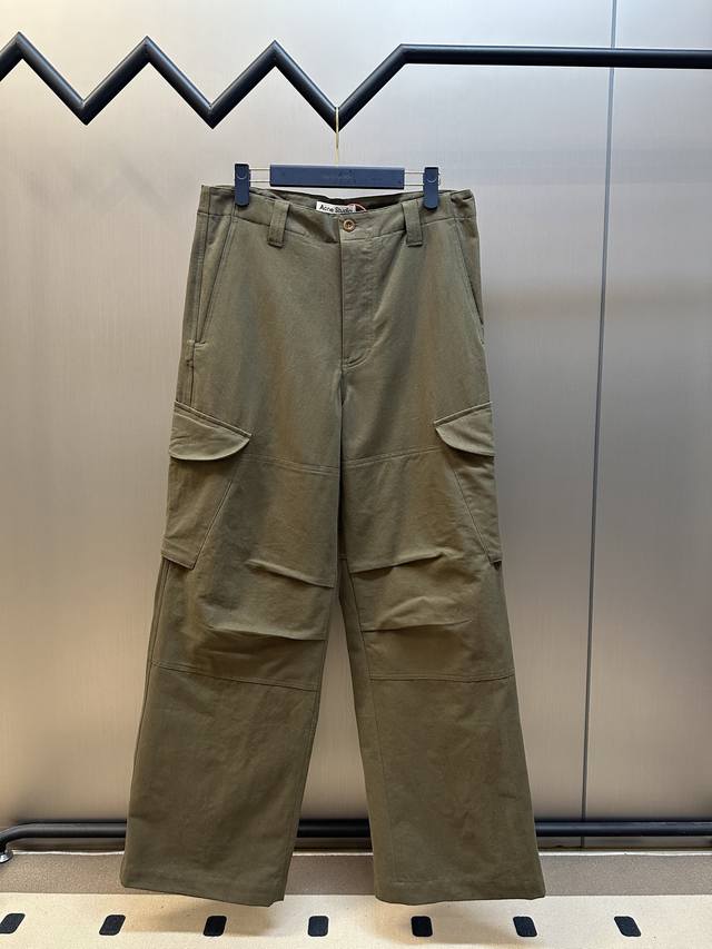 Acne Studios 标签工装长裤 定制精织细密纹梭织面料，以卡其绿诠释时尚新高度，口袋上饰有Acne Studios标签以点睛之笔，增添品牌辨识度。 模版