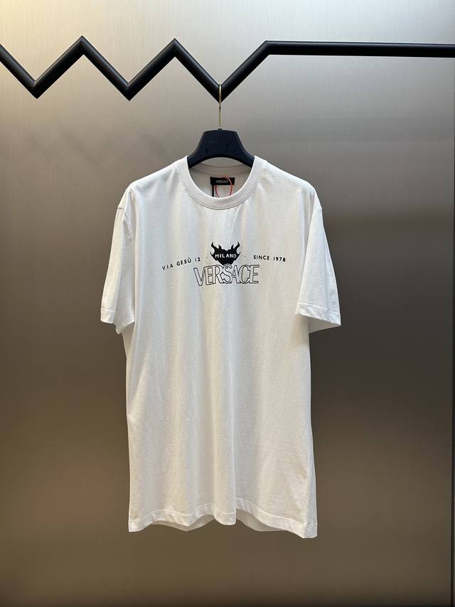 Versace 印花Logo短袖 定制臻品舒爽绵绸平纹，标志性Versace Logo点缀正面，展示1978标志如暗夜星芒，黑白相间，透露出低调而奢华的韵味 采