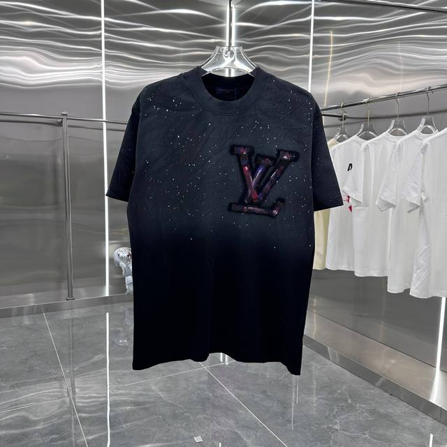 LV 2025春夏新款 喷马骝+手绘 经典款式 潮流必备 定制面料 上身超舒服 男女同款 S M L Xl Xxl 五个码 黑色 白色