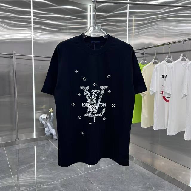 LV 2025春夏新款短袖T恤 植绒厚板工艺 男女同款宽松版 S M L Xl Xxl 五个码 黑色 白色 酒红色