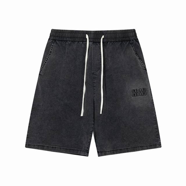 Miumiu 2025春夏新款水洗布短裤，高密度提花针织工艺，版型紧致立体，定制裤绳五金质感强，上身舒适透气，凹凸有型的立体感，时尚休闲穿搭 颜色：图片色 码数