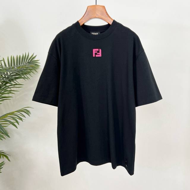 Fendi 芬迪 最新款情侣款圆领短袖 情侣T恤 春夏新品 高品质 时尚百搭潮款 定制进口面料 ！立体字母Logo印花设计！穿着舒适 透气 时尚不失个性 上身休