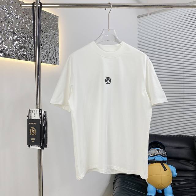 Lululemon露露乐蒙 25Ss新款短袖T恤 今年面料全新升级 采用高克重布料 洗完水260克 不缩水不变形 上身阔挺效果极佳 且舒适柔软质感十足 廊型版型