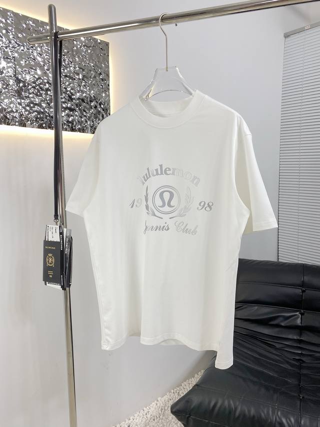 Lululemon露露乐蒙 2025新款T恤 爆款首选 采用高克重布料 洗完水260克 不缩水不变形 上身阔挺效果极佳 且舒适柔软质感十足 廊型版型穿着更为舒适
