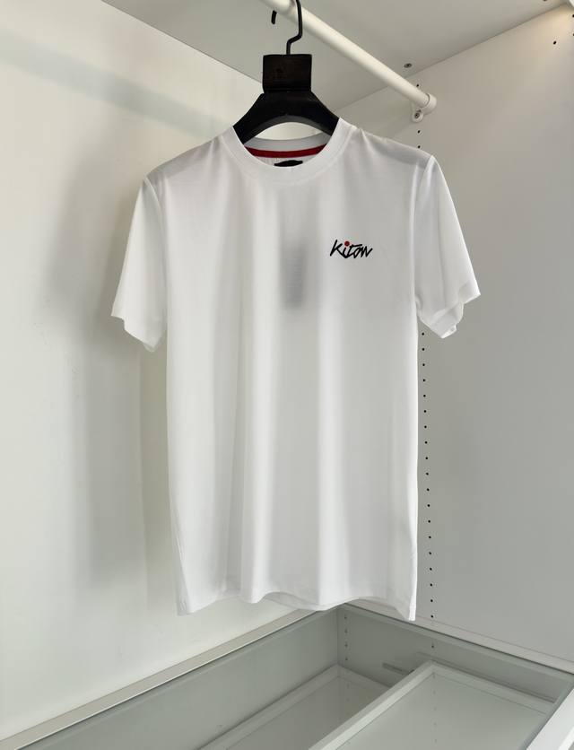 Kiton 老钱新贵推荐 柜在售 他家西服 赋予穿着者难以名状的高贵精神 得以世界文明 对细节与面料的追求Ji致 他家T恤不多 ，这款经典款 喜欢不要错过 标志