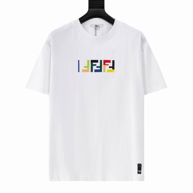 Fendi芬迪 25Ss新款短袖，最高版本重工艺经典刺绣Logo图案，高标准定制，上身非常有型，客供进口高档280克纯棉面料质感非常细腻，细节工艺精湛考究，塑造