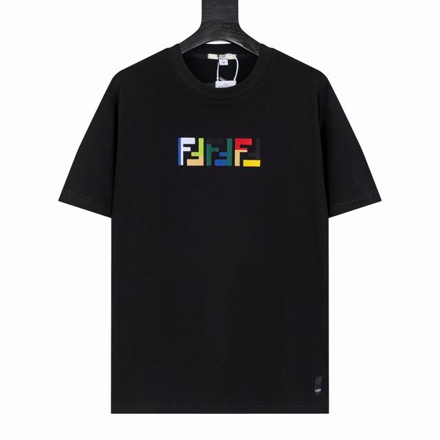 Fendi芬迪 25Ss新款短袖，最高版本重工艺经典刺绣Logo图案，高标准定制，上身非常有型，客供进口高档280克纯棉面料质感非常细腻，细节工艺精湛考究，塑造