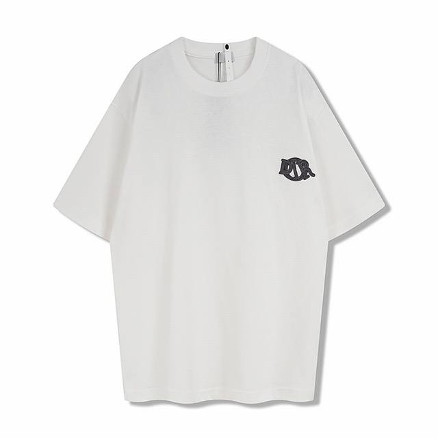 Dio*新款章仔补丁短袖 面料采用32S双纱全棉平纹布.克重230G. 配套21S双纱横版机织造罗纹. 前幅手工高温笔点位字母位置. 平车贴章仔.章仔采用水溶帛