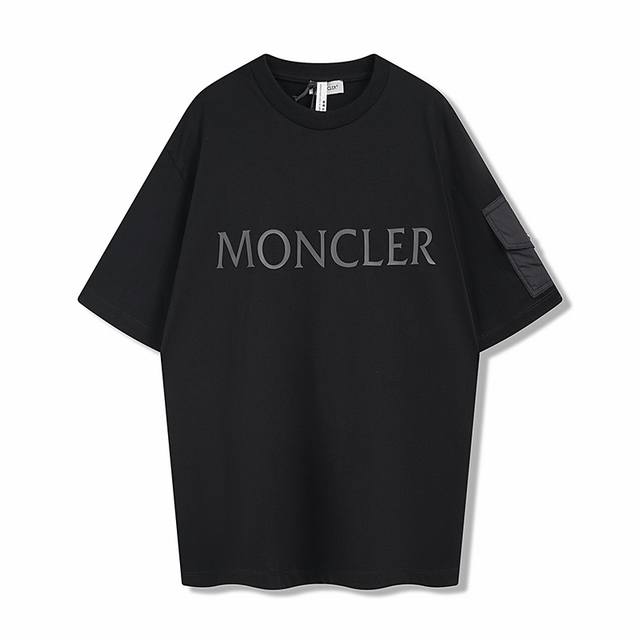 新款蒙口Moncler标识贴袋短袖 工艺说明:定制天丝摩尔平纹料厚板印花利用厚板印胶机将设计图案转化为可印刷的模板 通过压力将图案逐层印在纺织品上整个印刷过程需