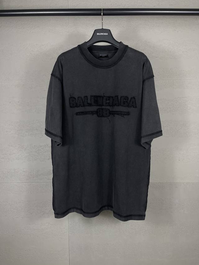实拍图 顶级版本.官网品质 Balenci*Ga 巴黎#2025新款 字母Logo胸前贴布刺绣洗水短袖T恤， 成衣釆用反面缝合，成衣洗水，设计感十足 欢迎对比