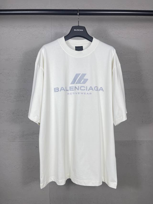 实拍图 顶级版本.官网品质 Balenci*Ga 巴黎.新款.3M反光字母印花短袖T恤，砖柜同步.第一时间正品研制，欢印对比！面料采用巴黎Zp定织定染全棉双纱。