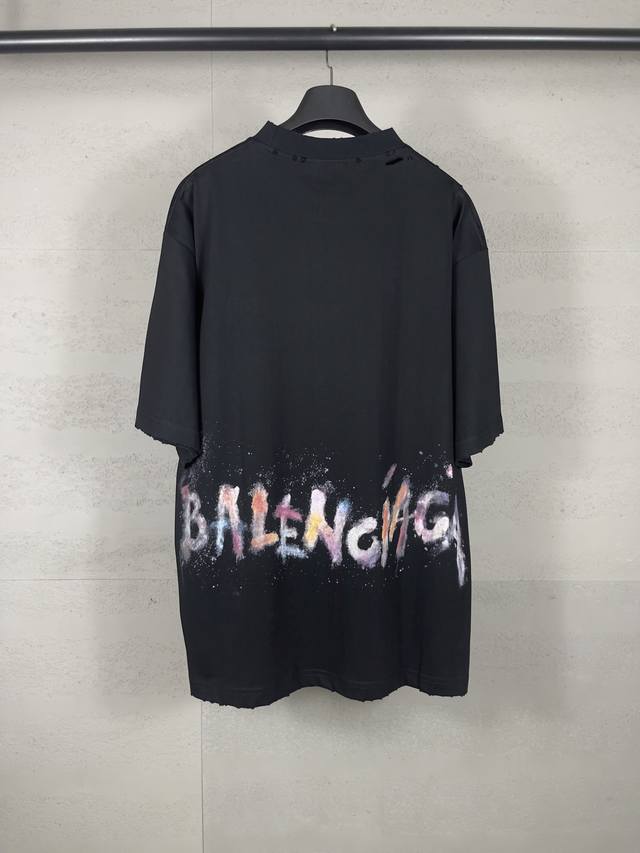 实拍图 顶级版本.官网品质 Balenci*Ga 25新款 。正面以涂鸦加刺绣麦穗经典图案，后面字母彩色手绘涂鸦色彩碰撞做旧短袖T恤# Ss25最新款。第一时间