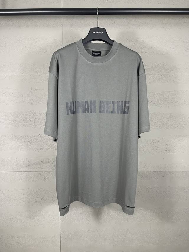 实拍图 顶级版本.官网品质 Balenci*Ga 巴黎.Ss25最新款，正面以Human Being艺术鬼裂印花做旧磨烂短袖T恤.砖柜同步.第一时间正品研制，欢